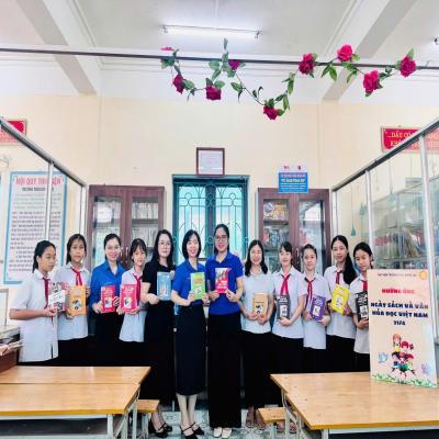 Công trình măng non - Tủ sách trao em tại trường THCS Đồng Lạc